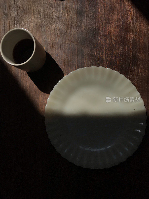 POV -空杯子和盘子